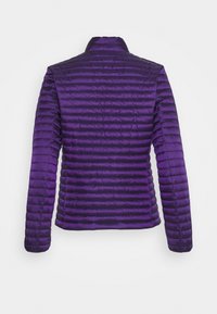 Lila Steppjacke mit Steppmuster, ausgestattet mit hohem Kragen und langen Ärmeln. Glatte, glänzende Textur mit horizontalen Nähten.