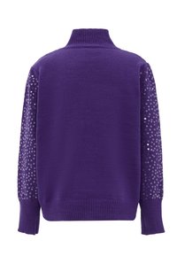 Maglione viola con collo alto, corpo uniforme e maniche lunghe, caratterizzato da dettagli in paillettes argento lungo i lati per un tocco di texture in più.