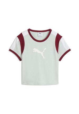 Kortærmet lysegrå Puma T-shirt med hvidt logo, vinrød krave, ærmekanter og skulderpaneler.