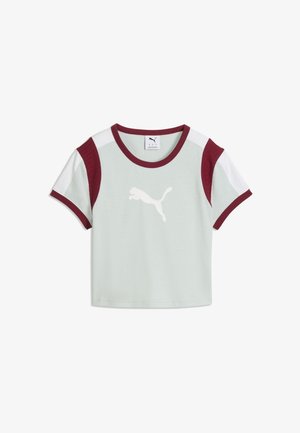 Kortærmet lysegrå Puma T-shirt med hvidt logo, vinrød krave, ærmekanter og skulderpaneler.