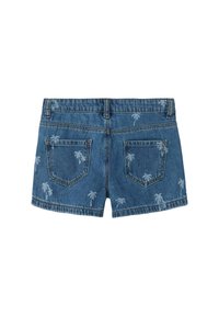 Jeansshorts i en medelblå tvätt, med ett palmträdsmönster, fem fickor och en rak fåll.