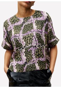 Korte mouwen blouse in een gemengd dieren- en bloemenprint; kleuren zijn donker groen, paars en beige; heeft een relaxte pasvorm en een ronde hals.
