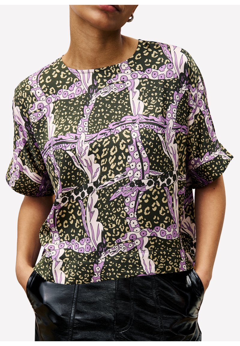 Korte mouwen blouse in een gemengd dieren- en bloemenprint; kleuren zijn donker groen, paars en beige; heeft een relaxte pasvorm en een ronde hals.