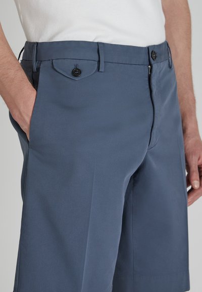 Pantaloni corti blu navy con una texture liscia, dotati di chiusura frontale con zip e bottone, tasche laterali e un design classico.