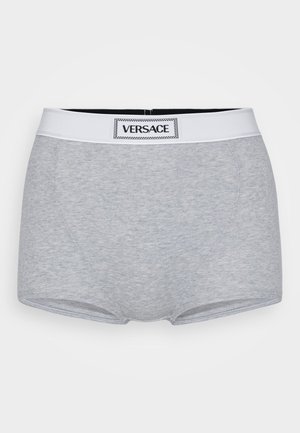 Boxers cinza em algodão com uma cintura elástica branca, apresentando uma etiqueta logo preta. O tecido possui uma textura suave e um design minimalista.
