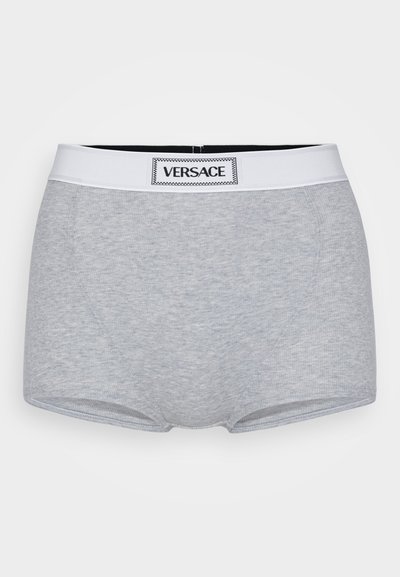 Γκρι βαμβακερά μποξεράκια με λευκή ελαστική ζώνη που διαθέτουν μαύρη ετικέτα με λογότυπο. Το ύφασμα έχει απαλή υφή και μινιμαλιστικό σχέδιο.