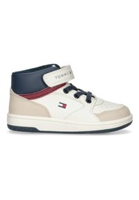 Zapatilla media alta Tommy Hilfiger en blanco, marino y burdeos, que cuenta con una correa de Velcro, parte frontal con cordones y collarín acolchado con acentos texturizados.