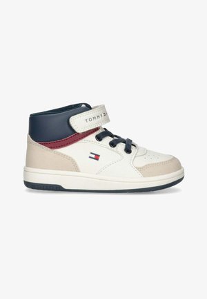 Zapatilla media alta Tommy Hilfiger en blanco, marino y burdeos, que cuenta con una correa de Velcro, parte frontal con cordones y collarín acolchado con acentos texturizados.