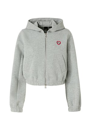Felpa corta grigio chiaro con maniche lunghe, zip frontale, due tasche laterali e dettaglio di cuore rosso ricamato vicino alla spalla sinistra.