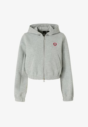 Svijetlosiva kratka majica s kapuljačom dugih rukava, prednjim rajsferšlusom, dva bočna džepa i crvenim vezom srca blizu lijevog ramena.