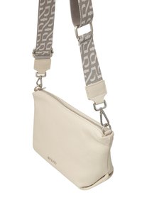 Biela kožená crossbody taška s textúrovaným povrchom, so zipsom na vrchu a šedým vzorovaným nastaviteľným popruhom. Kovové detaily v striebornom odtieni.