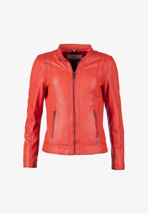 Rød læderjakke med et tætsiddende design, høj krave, frontlynlås og to sidelommer med lynlås. Glat tekstur med subtile stikninger.