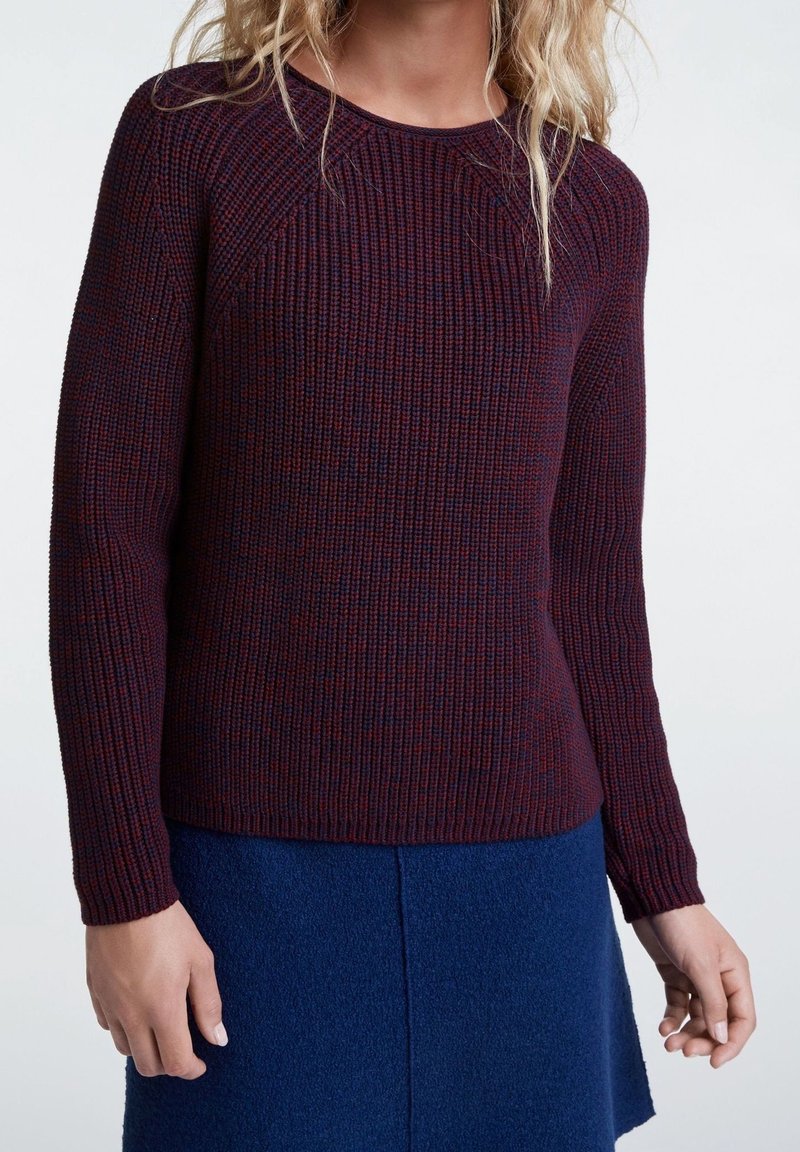 Maglione a coste bordeaux e blu navy con collo rotondo e maniche lunghe, abbinato a una gonna di feltro blu.