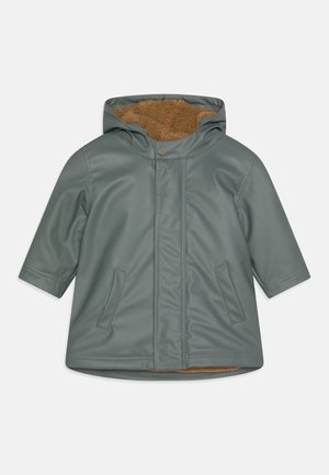 Kinder graue wasserdichte Jacke mit Kapuze und braunem Fleecefutter, ausgestattet mit Vorderentaschen und Druckknopfverschluss.