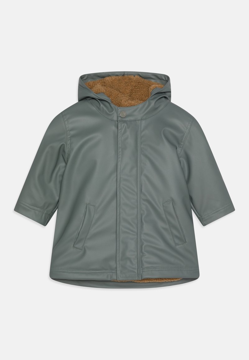 Veste imperméable grise pour enfants avec capuche et doublure en polaire marron, dotée de poches avant et d'une fermeture à boutons-pression.