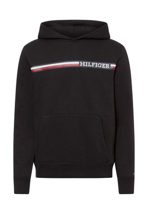 Czarna bluza z kapturem z kieszenią kangurką z przodu, poziomym czerwono-biało-niebieskim paskiem na wysokości klatki piersiowej i napisem „HILFIGER” na pasku.