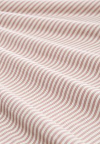Tessuto di cotone con strisce ondulate alternate in rosa chiaro e crema, che presenta una texture liscia e una morbida caduta.