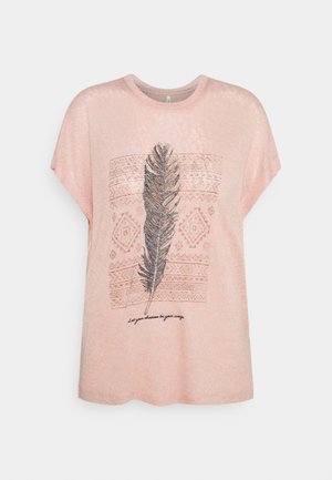 T-shirt rose clair à manches courtes en matière douce, avec un graphisme de plume et des motifs géométriques accompagnés du texte « Laissez vos rêves être vos ailes. »