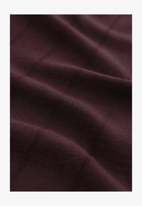 Pasirinkta, burgundy red