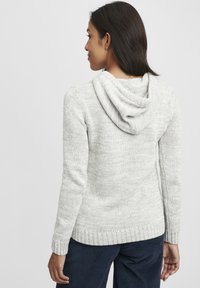 Ljust grått stickat hoodie med en avslappnad passform, ribbade ärmslut och nederkant, som har en mjuk tygtextur och en draperad, huva.
