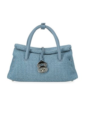 Borsa intrecciata azzurro chiaro con due manici e una chiusura centrale argentata a giradisco su sfondo bianco.