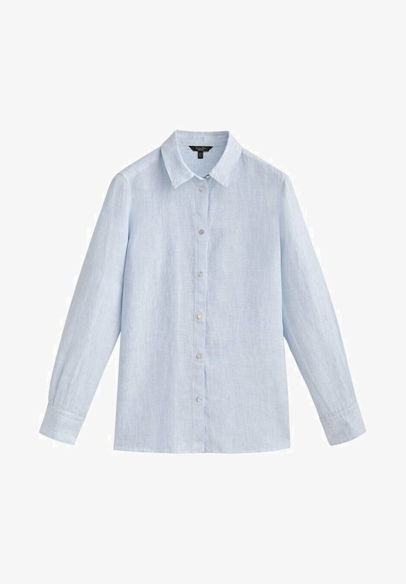 Chemise bleu clair en lin à manches longues avec boutons, col classique et manches à revers, présentée à plat sur un fond blanc.