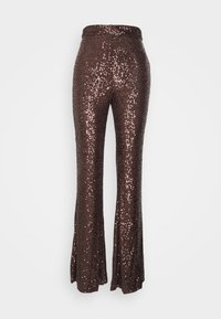 Bruine uitlopende broek bedekt met pailletten, met een hoge tailleband en een glanzend, textuur oppervlak. De broek heeft een aansluitende pasvorm.