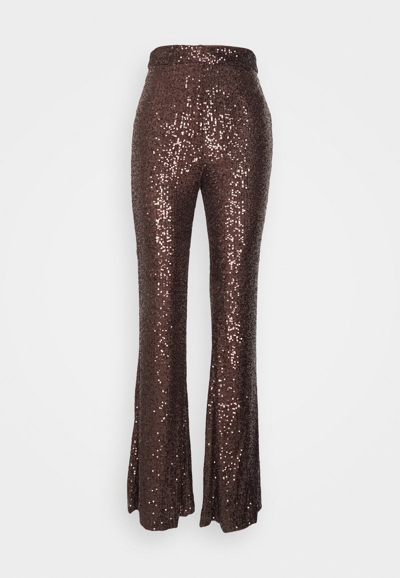 Bruine uitlopende broek bedekt met pailletten, met een hoge tailleband en een glanzend, textuur oppervlak. De broek heeft een aansluitende pasvorm.