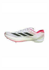 Witte sportschoen met zwarte strepen, roze hielaccent, lichtgewicht ontwerp, gestructureerd oppervlak en puntige spikesole voor grip.