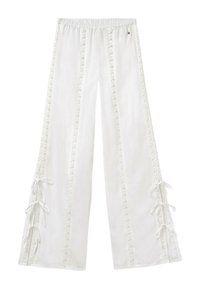 Pantalones anchos blancos hechos de tela ligera, con adornos de encaje a lo largo de los lados y cintas en las piernas para un ajuste ajustable.