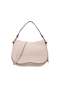 Borsa a spalla in pelle beige cremosa con silhouette arrotondata, dettagli neri a contratto e una corta maniglia superiore. Presenta il logo del marchio sul davanti.