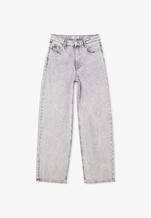 Gai pelēku džinsus ar brīvu piegriezumu, taisnām kājām, piecām kabatām un vieglu nolietojumu. Pabeigti ar klasisku pogu un rāvējslēdzēja aizdari.