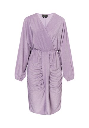 Rochie mov strălucitoare, cu un design înfășurat, mâneci lungi tip bufant, strângere în talie și tiv până la genunchi. Material moale cu o textură netedă.