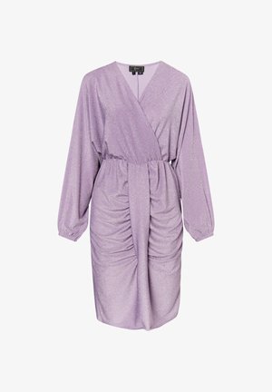 Lavendel, glinsterende jurk met een wikkelontwerp, lange pofmouwen, taille ruches en een knie-lange zoom. Zacht stof met een gladde textuur.