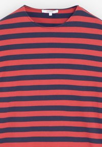 Maglietta a righe orizzontali rosse e blu navy con scollo rotondo e etichetta Scalpers taglia S all'interno del collo.