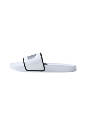 Hvid slidesandal med en struktureret overdel, sort kant og et fremtrædende logo på stroppen. Rundet fodseng med en flad sål.