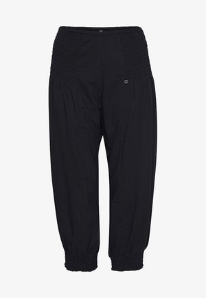 Schwarze, kurz geschnittene Hosen mit einem gatherd elastischen Bund und schmalen Bündchen, aus leichtem Stoff mit glatter Textur gefertigt.