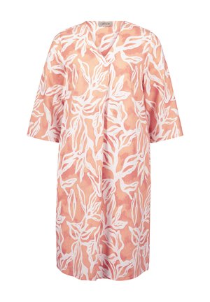 Letvægt, V-hals kjole i blød fersken med hvidt bladmønster. Har korte ærmer og en løs, afslappet pasform. Glat stofstruktur.