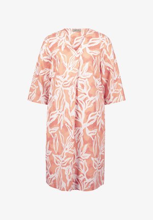 Letvægt, V-hals kjole i blød fersken med hvidt bladmønster. Har korte ærmer og en løs, afslappet pasform. Glat stofstruktur.