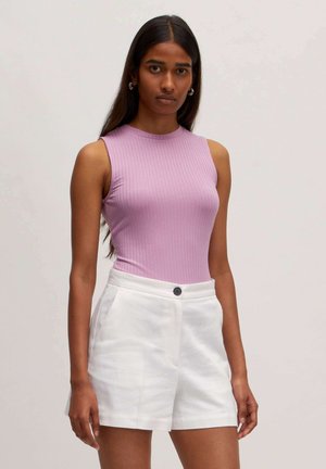 Haut sans manches de couleur lilas clair, à côtes, avec un col rond, associé à un short blanc avec poches avant et fermeture à bouton.