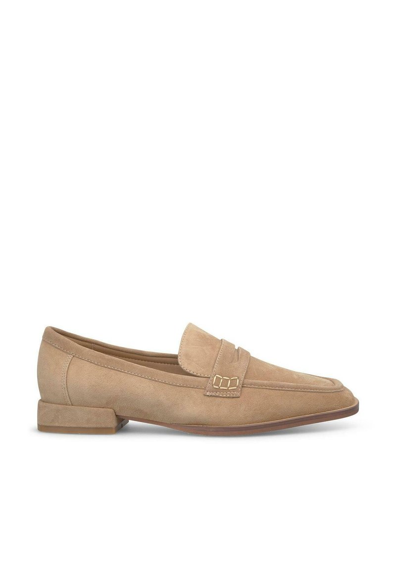 Beige Wildleder Slipper mit niedrigem Blockabsatz, ausgestattet mit einem dekorativen Riemen und klassischem Mokassin-Stich entlang der Zehe.