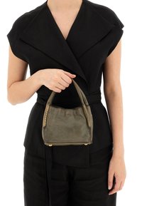 Borsa a tracolla in pelle verde oliva con manici piccoli, caratterizzata da hardware dorato e una superficie morbida e texturizzata. Mantiene la forma grazie a un design minimalista.