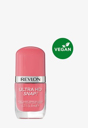Flesje roze Revlon Ultra HD Snap nagellak met zilveren dopband en groene cirkelsticker die aangeeft dat het een veganistisch product is.