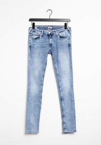 Jeans de mezclilla azul claro con corte ajustado, que cuentan con cuatro bolsillos y un sutil efecto desgastado. Material de algodón, diseño estándar de cinco bolsillos.