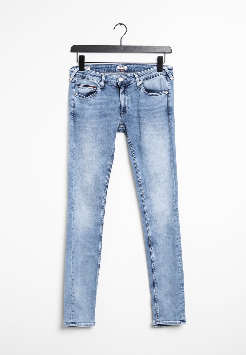 Jeans de mezclilla azul claro con corte ajustado, que cuentan con cuatro bolsillos y un sutil efecto desgastado. Material de algodón, diseño estándar de cinco bolsillos.