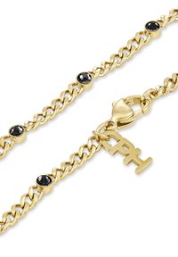 Bracciale a catena d'oro con gemme nere incastonate in anelli d'oro e un gancio a granchio, dotato di un ciondolo con le iniziali "PH" in oro.