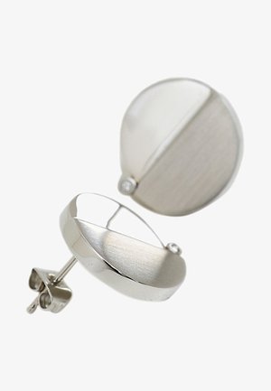 Boucles d'oreilles clous ronds en argent avec un design de surface moitié mate moitié polie et des attaches papillon.
