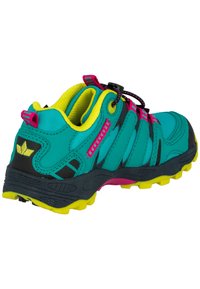 Sapatilha desportiva azul e preta com um cabedal texturizado, detalhes em amarelo neon, atacadores cor-de-rosa e uma sola robusta para tração. Apresenta um sistema de atacadores rápido.