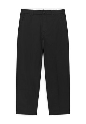 Zwarte broeken met rechte pijpen, voorzien van riemlussen, knopen en ritssluiting aan de voorkant, en zijzakken, plat gelegd op een witte achtergrond.