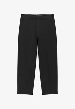 Czarne spodnie o prostych nogawkach z pętlami na pasek, zapinane z przodu na guzik i zamek oraz z bocznymi kieszeniami, ułożone płasko na białym tle.